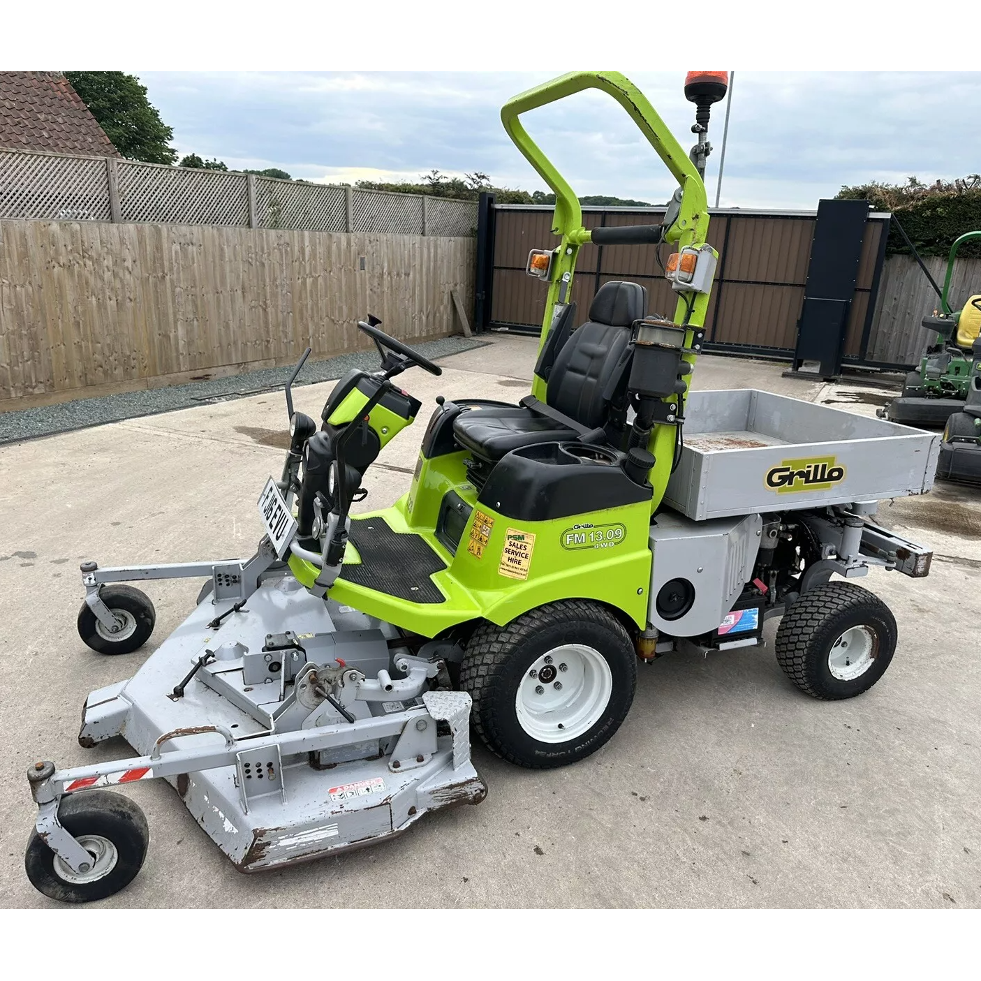 2016 GRILLO FM13.09 AWD OUTFRONT ROTARY RIDE ON LAWN MOWER